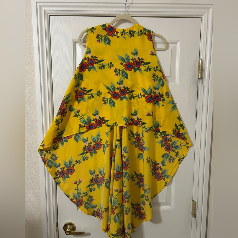True Destiny Yellow Floral Blouse with Red & Blue Blooms. Size M. - Picture 1 of 4